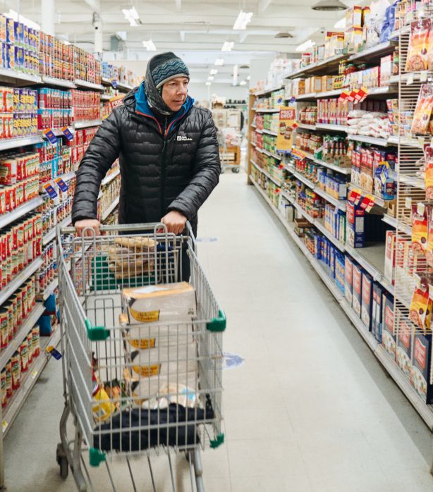 Eric met winkelwagen in de supermarkt