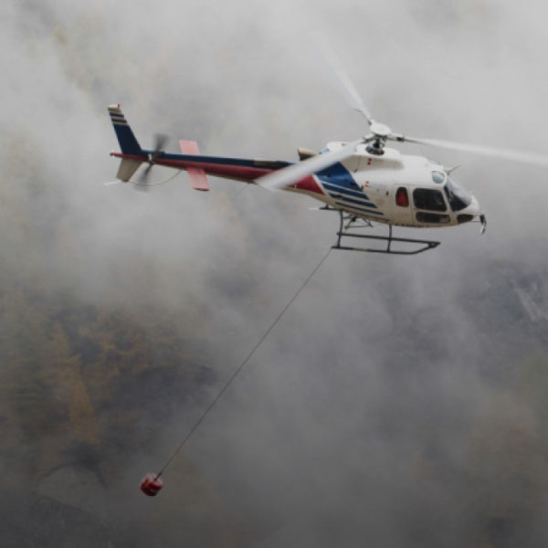 Un hélicoptère en mission de recherche