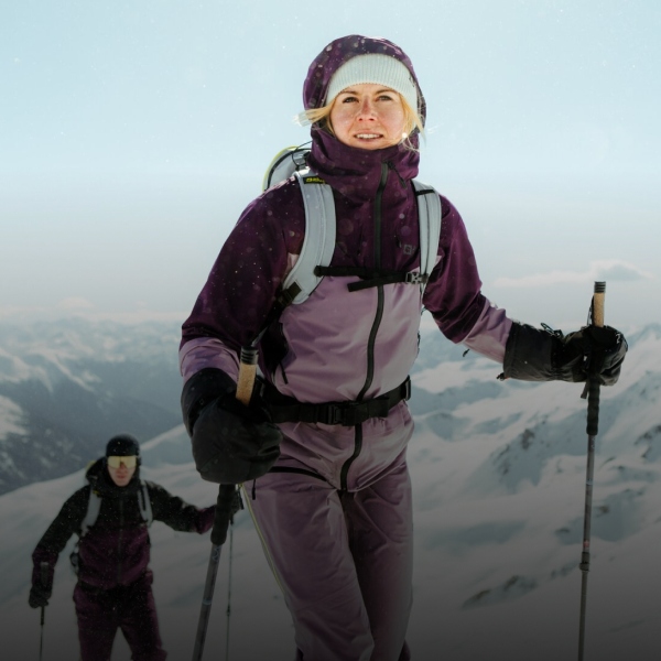 Femme skiant dans des montagnes enneigées.