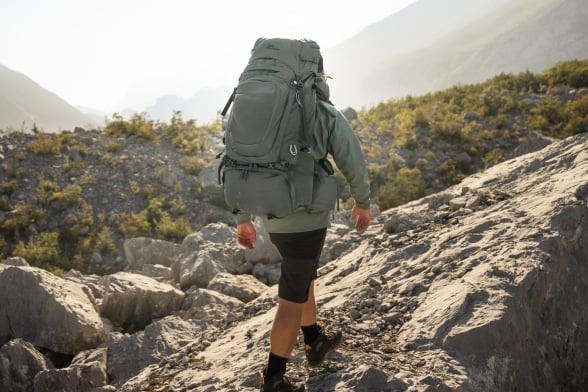 Achteraanzicht van een wandelaar met trekkingrugzak