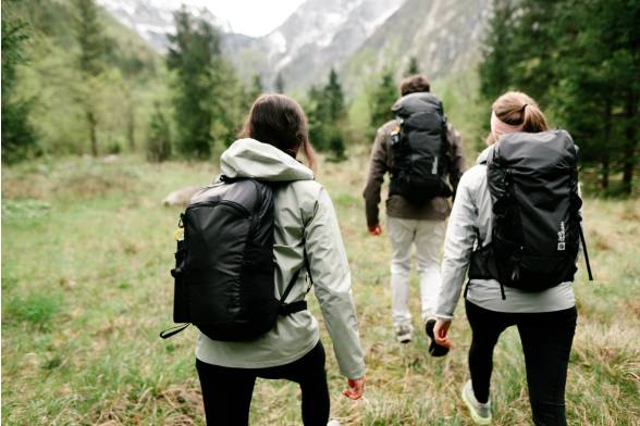 Prise de vue de l'arrière de trois sacs à dos de randonnée au look sportif