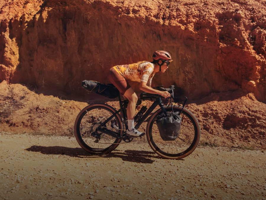 Une femme à vélo devant un paysage de montagne au Portugal