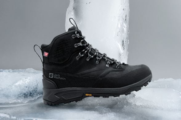 Bottes d'hiver noires sur fond glacé