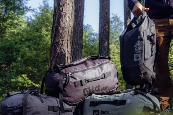 Duffels op elkaar gestapeld in het bos