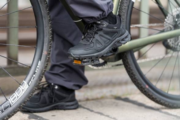 Close-up van zwarte fietsschoenen met een sportieve look